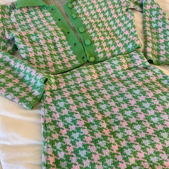 Stylish Green Houndstooth Skirt and cardigan set - Picture 5 of 6